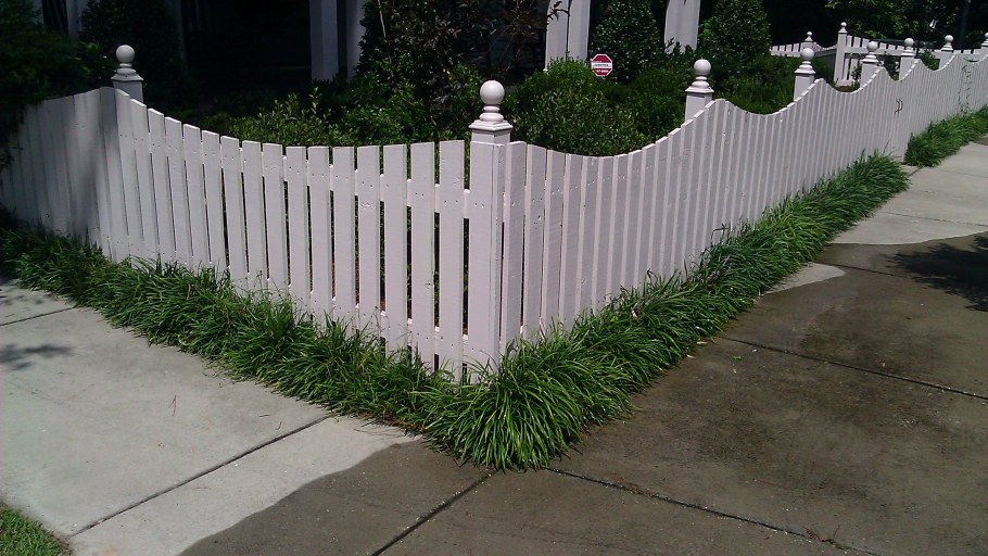 Белый декоративный заборчик