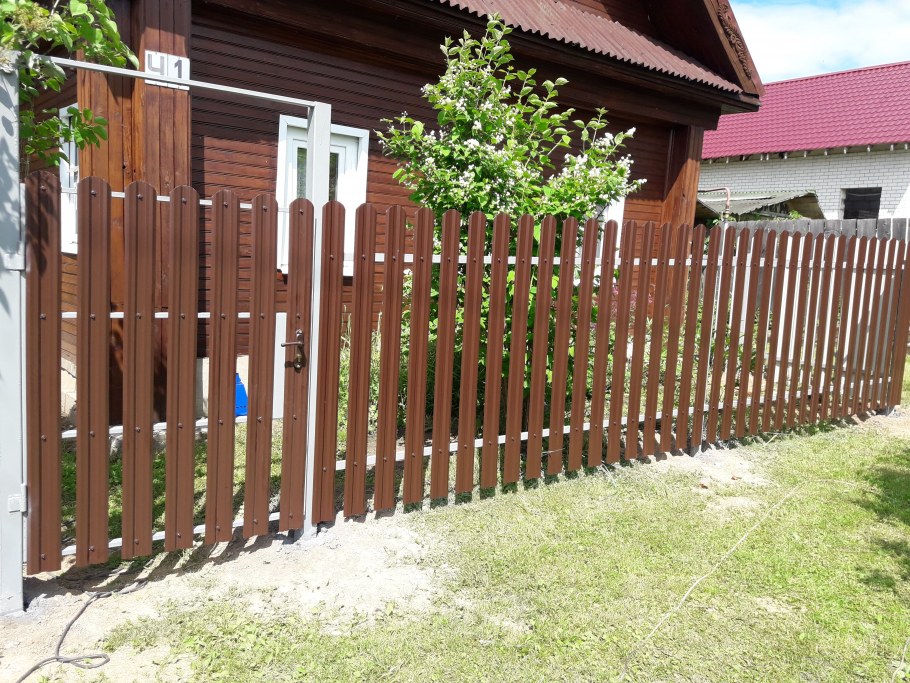 Забор из штакетника