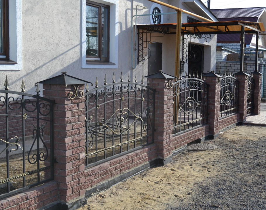 Палисадник из кирпича и ковки