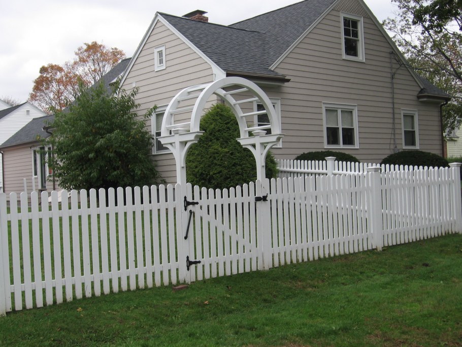 Белый деревянный забор