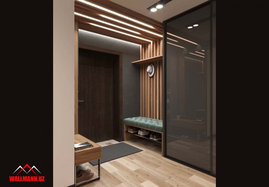 Прихожая с деревянными рейками