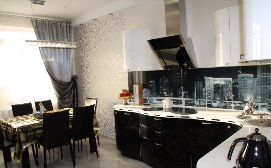 Шторы для черно белого кухонного гарнитура