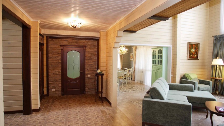 Плинтус в доме из клееного бруса