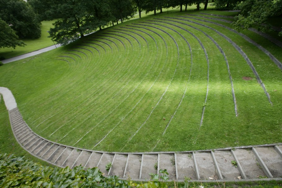 Ступеньки в саду амфитеатр