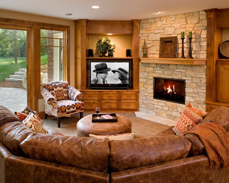 Гостиная с угловым камином и телевизором