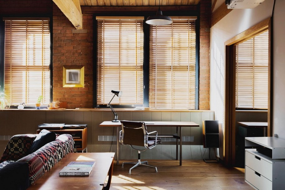 Кабинет с серыми стенами