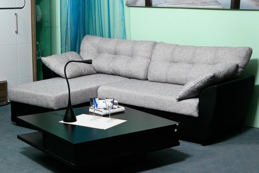 Серый диван с пуфом