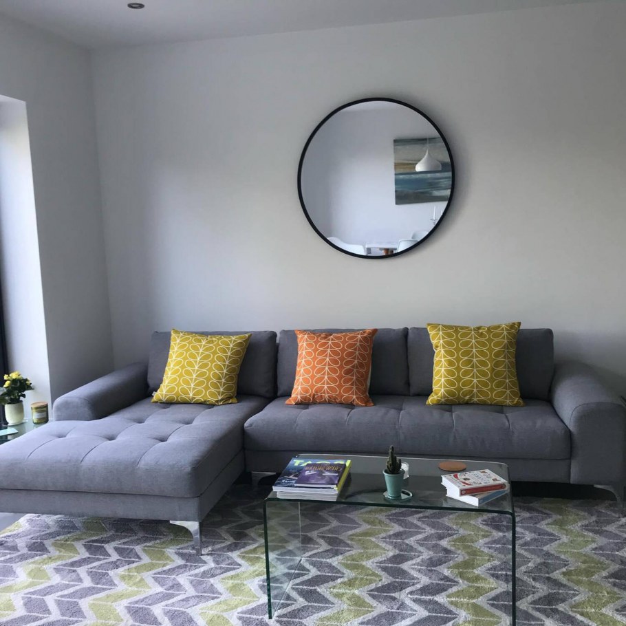 Серый диван с коричневыми подлокотниками