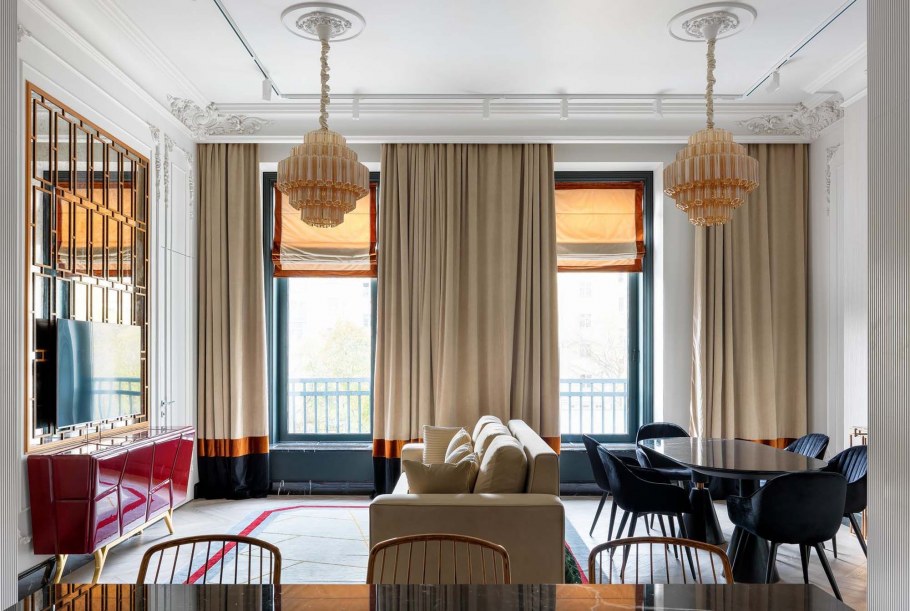 Зал с двумя окнами на одной стене