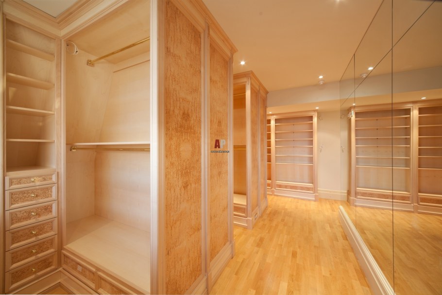 Гардеробная из дерева