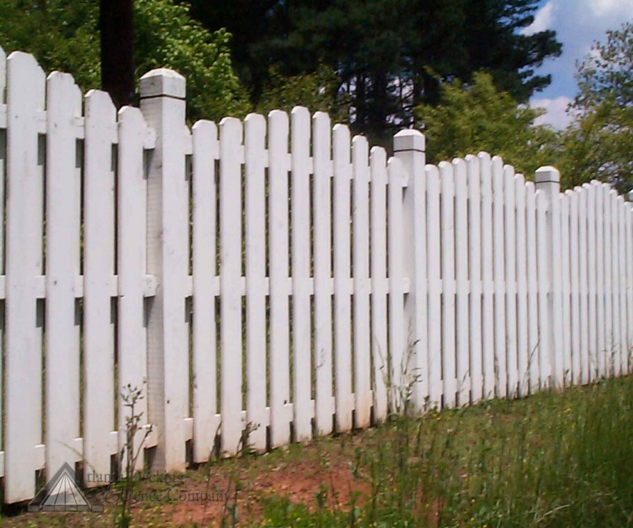 Заборчик белый деревянный