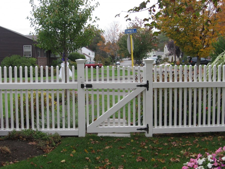 Забор из деревянного штакетника белый