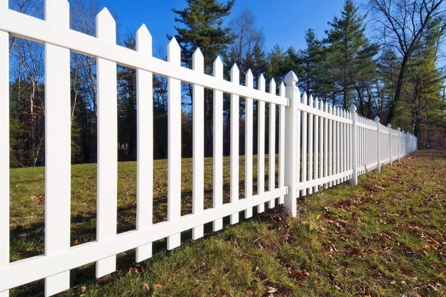 Заборчик белый деревянный