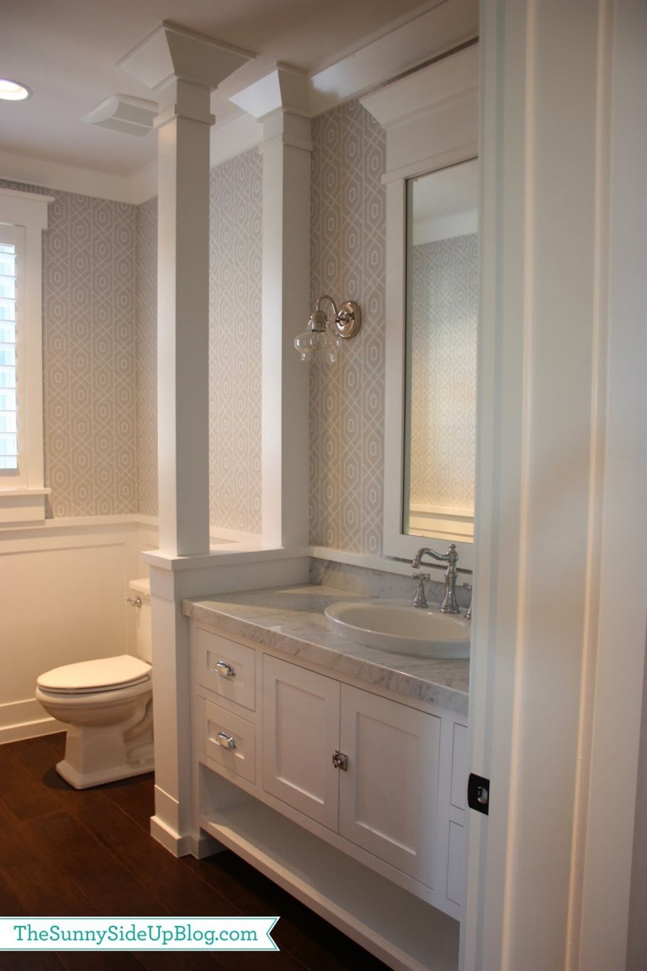 Ванная комната с колонной