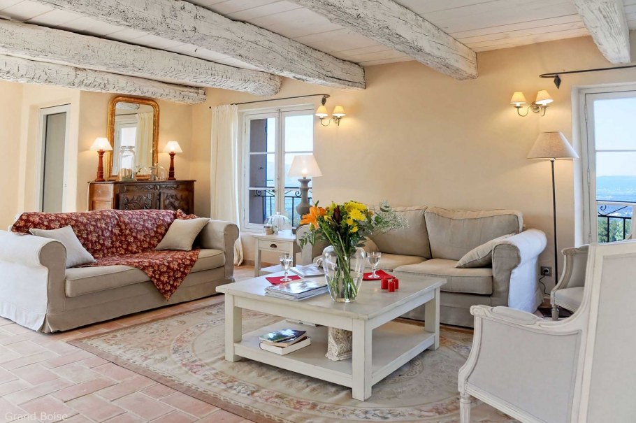 Прованс гостиная штукатурка и дерево