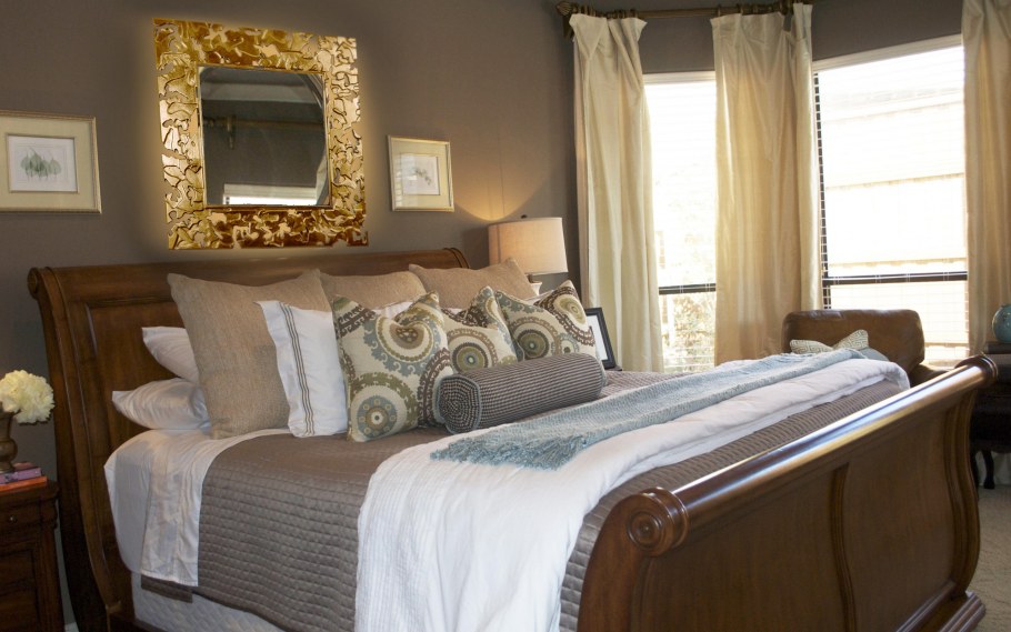 Круглое зеркало над кроватью