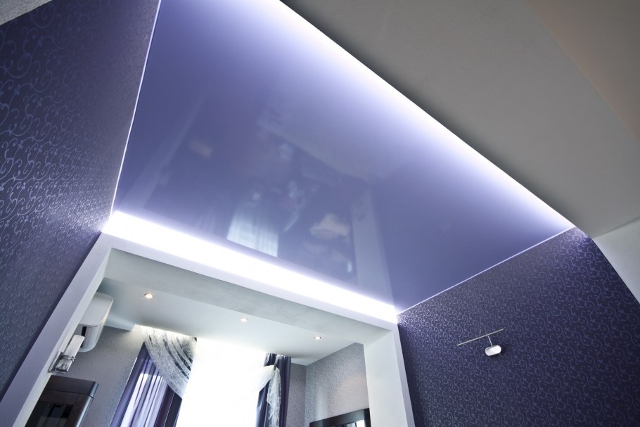 Натяжной потолок в гостиной