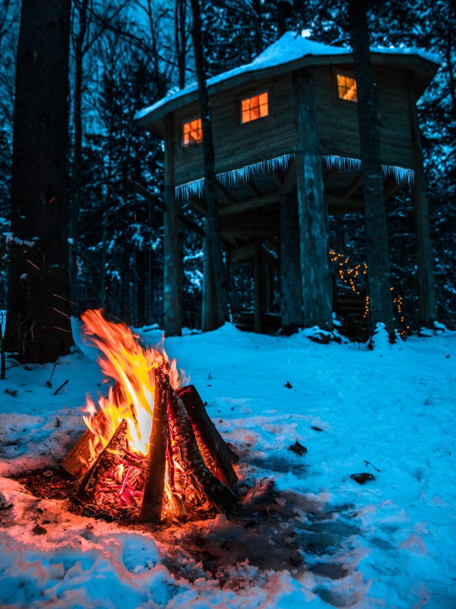 Костер зимой в лесу
