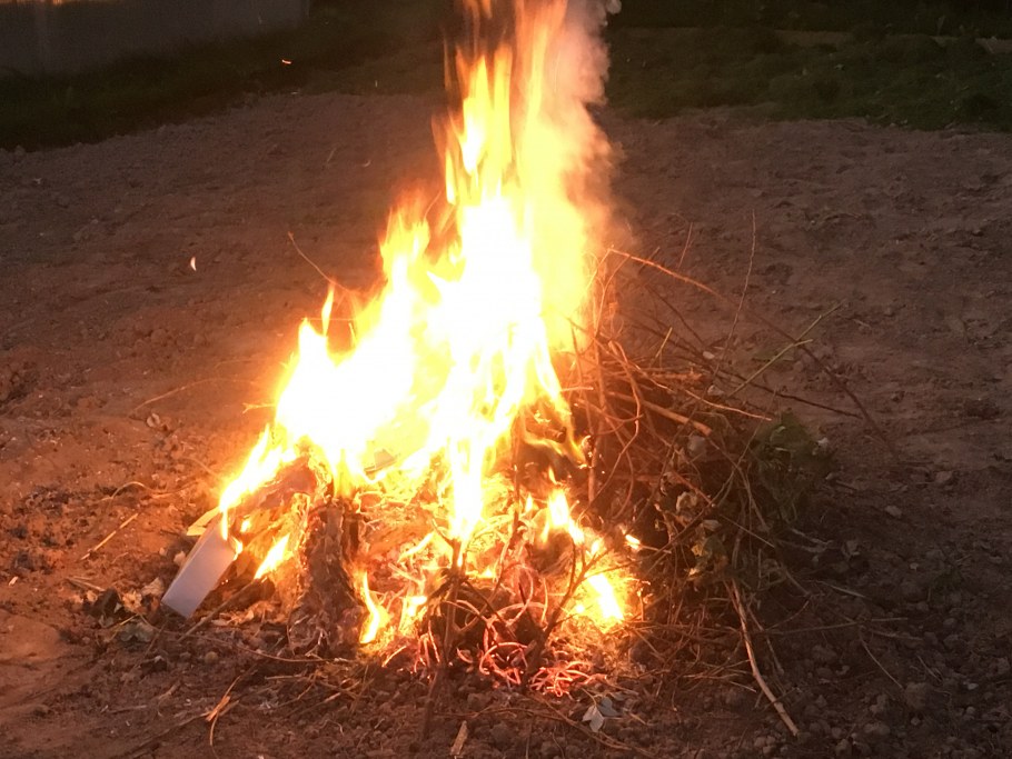 Костер возле дома