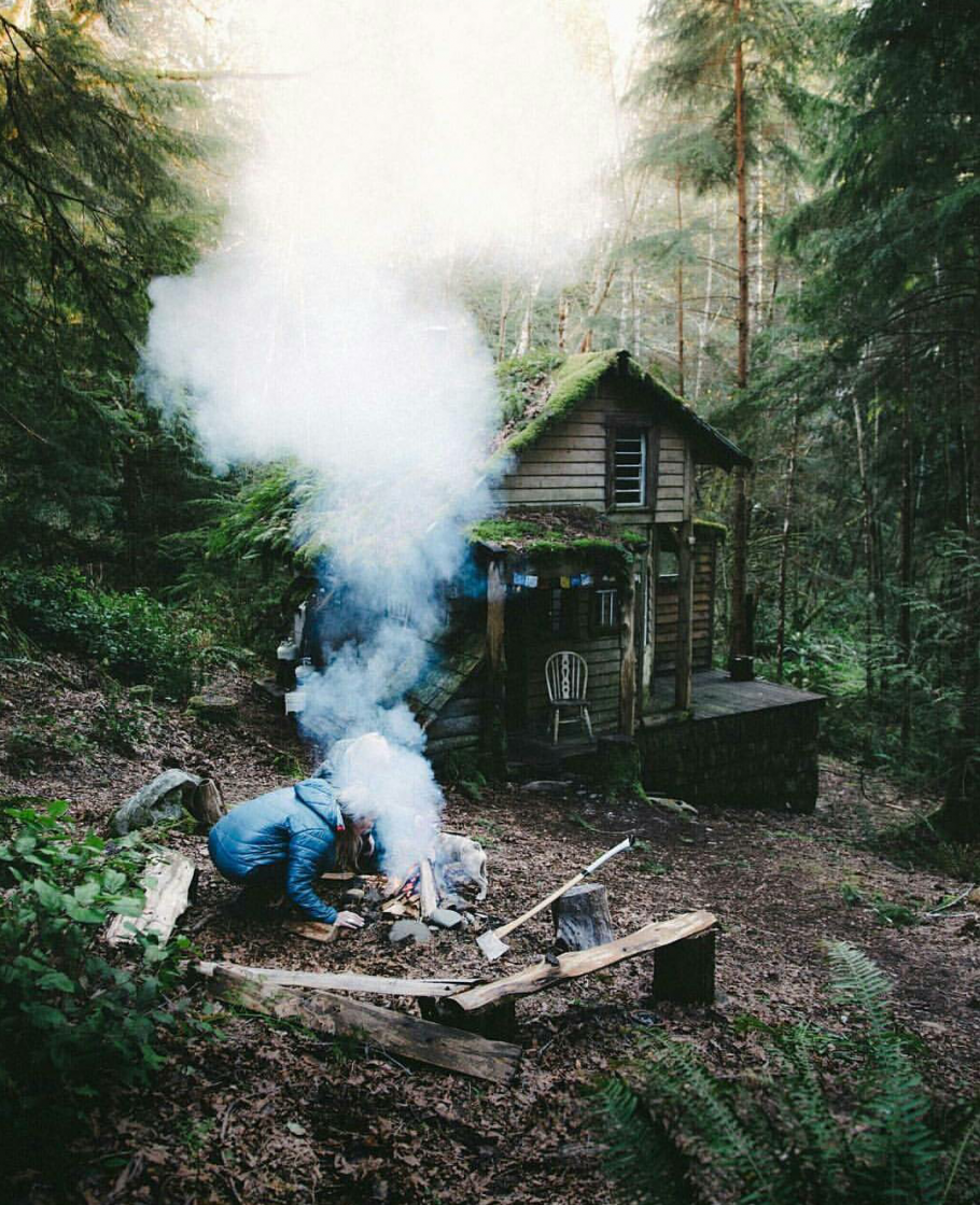 Дом в лесу с дымом