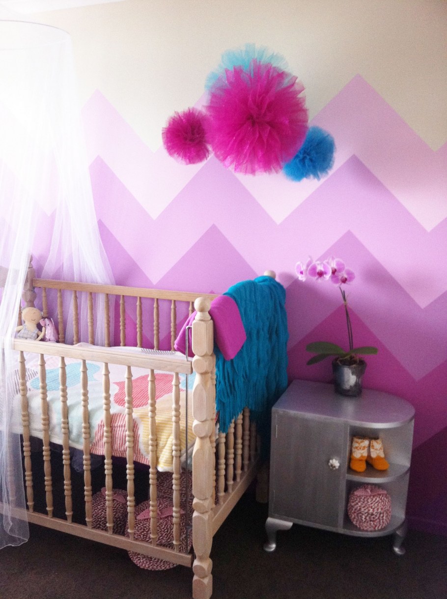 Розовый градиент на стене