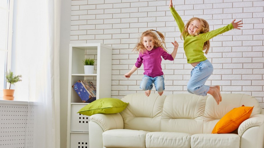 Счастливые дети в комнате