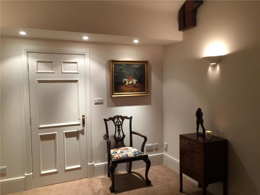 Белый плинтус в интерьере