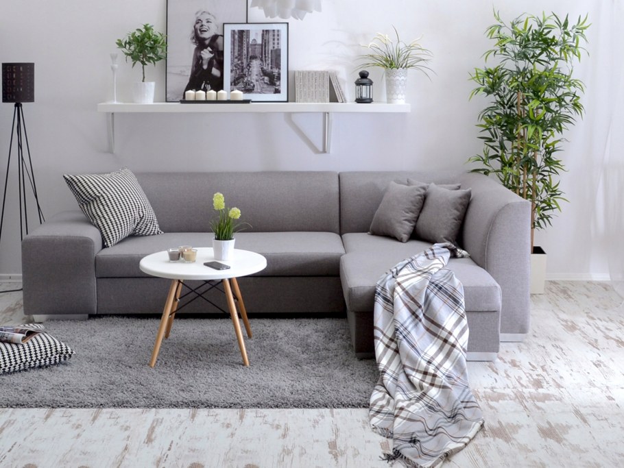 Комната с диваном