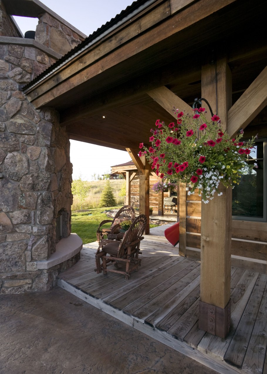 Скамья на крыльце