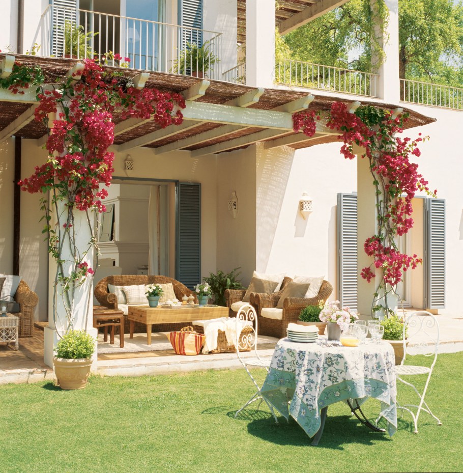 Дом в Испании с розами и патио