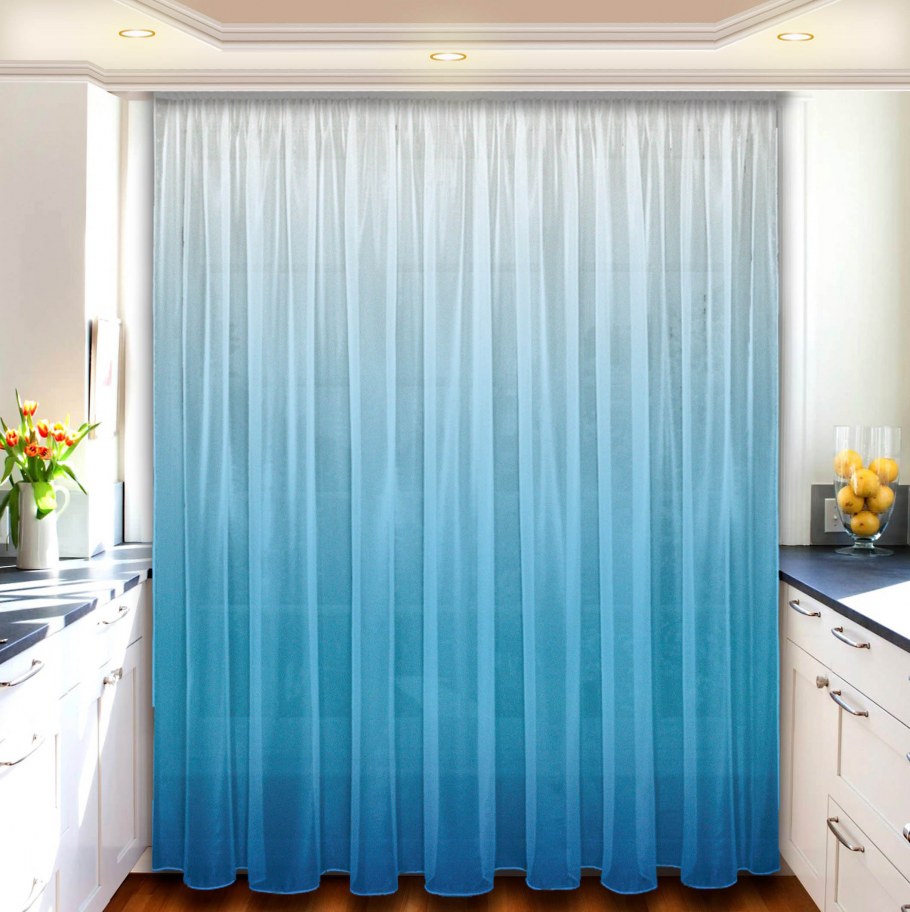 Голубые шторы на кухню