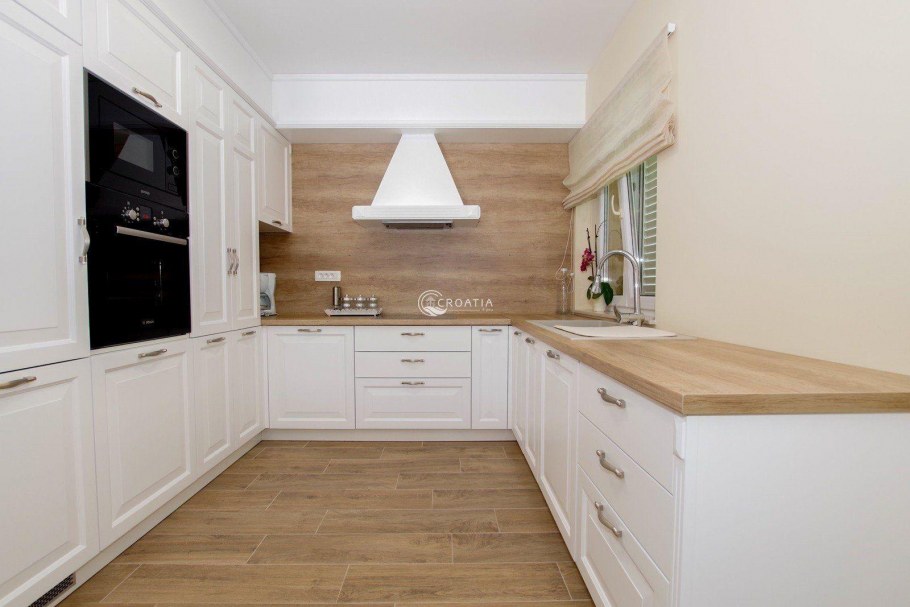 Белая кухня с деревянной столешницей белёный дуб