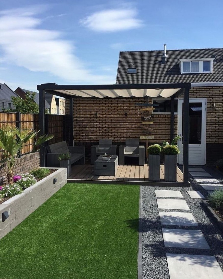 Зона патио с мангалом на даче