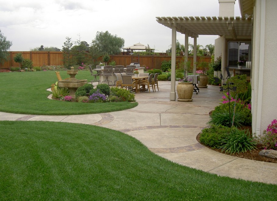 Газон во дворе