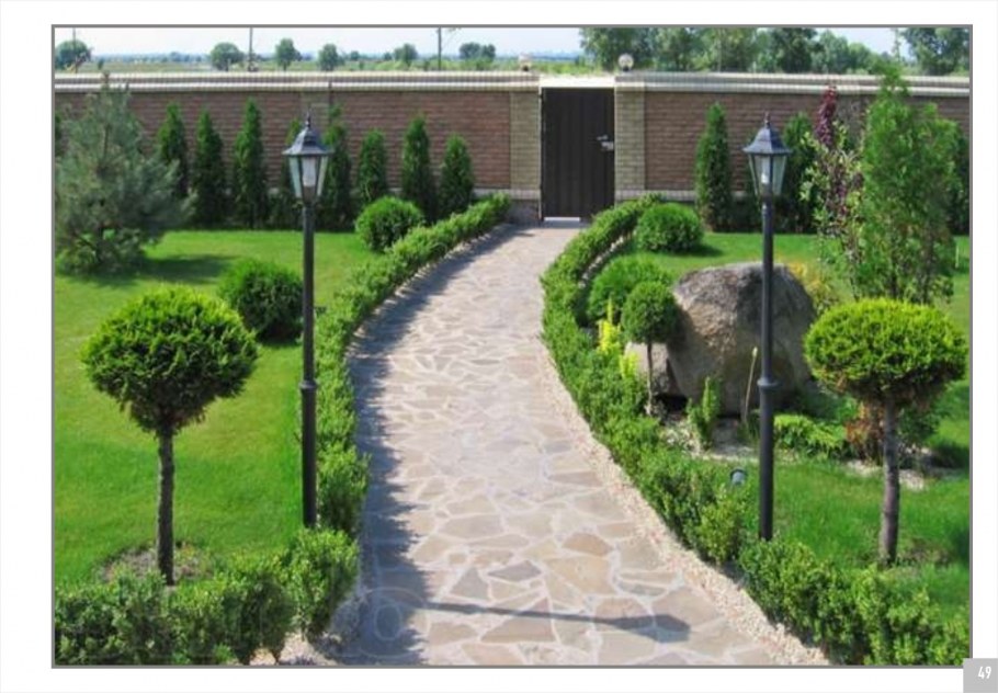 Озеленение перед забором на улице