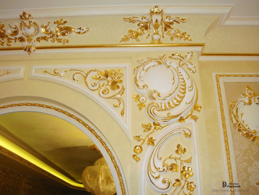 Лепнина с золотом на потолках