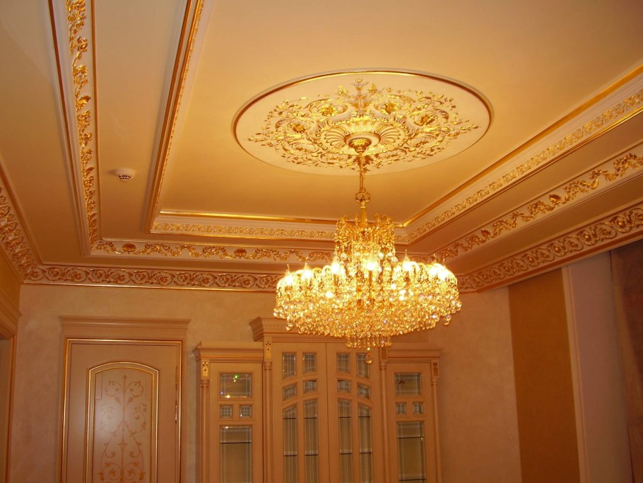 Поталь на стене в интерьере