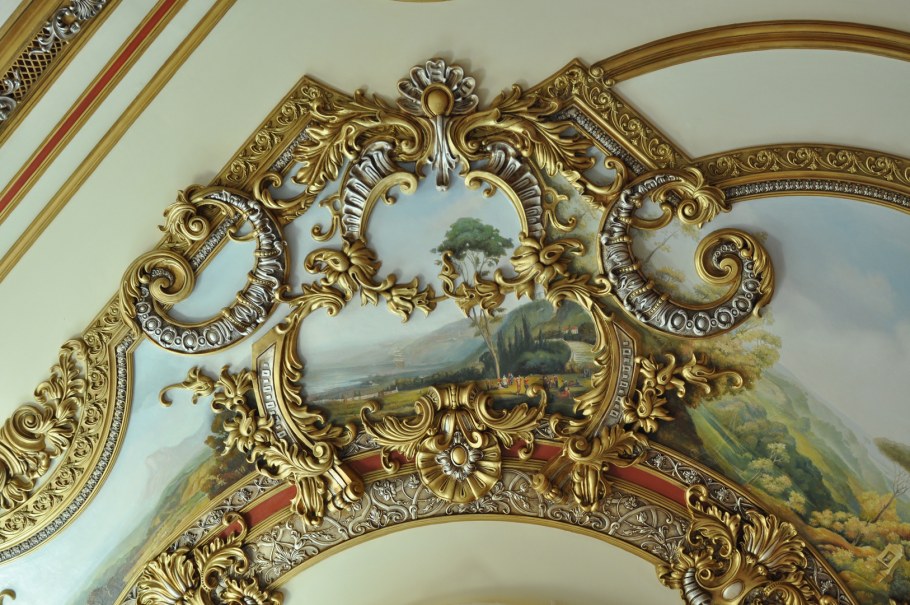 Лепнина с позолотой