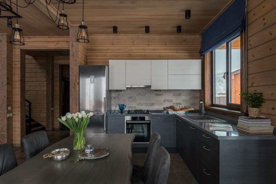Кухня в доме из бруса