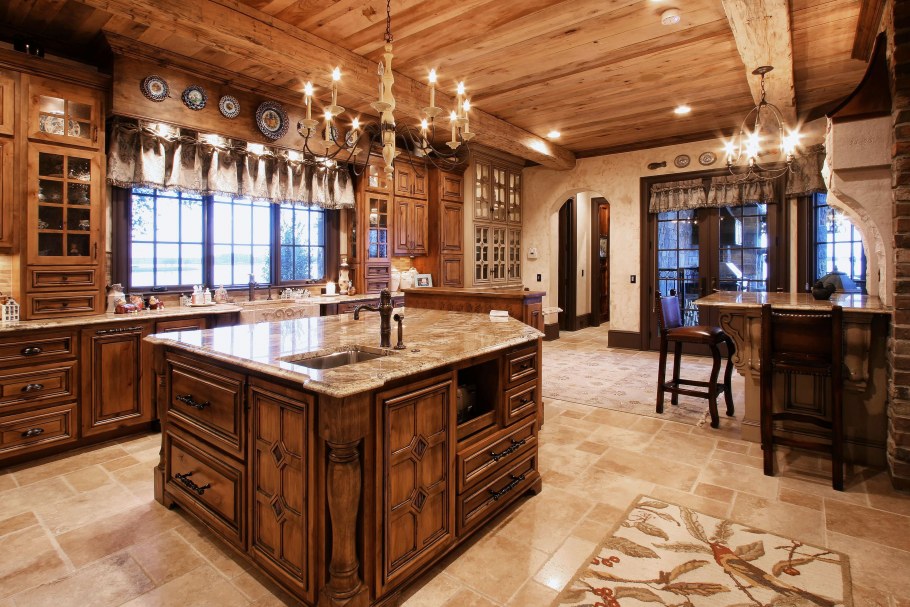 Старая деревянная кухня