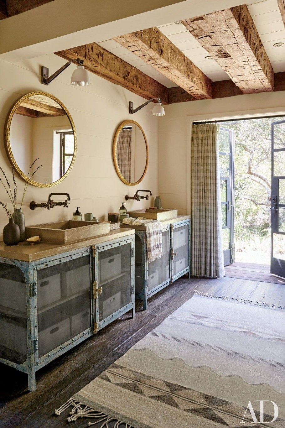 Деревянный дом в старинном стиле