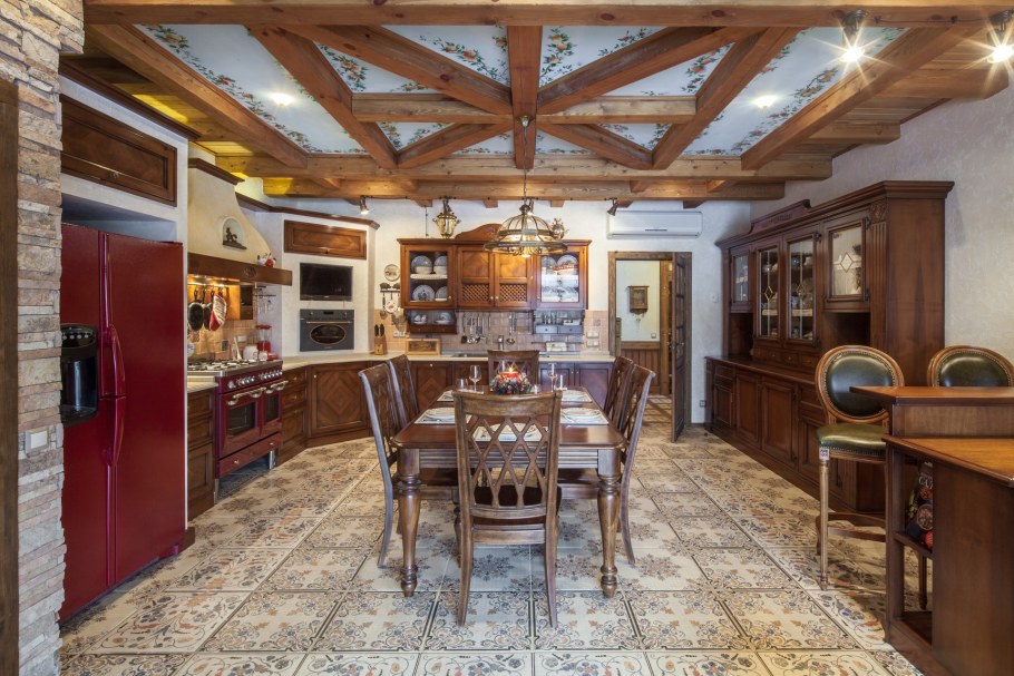 Гостиная под старину с камином