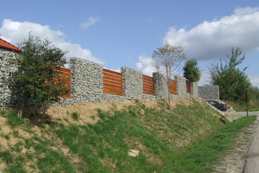 Забор из габионов на склоне