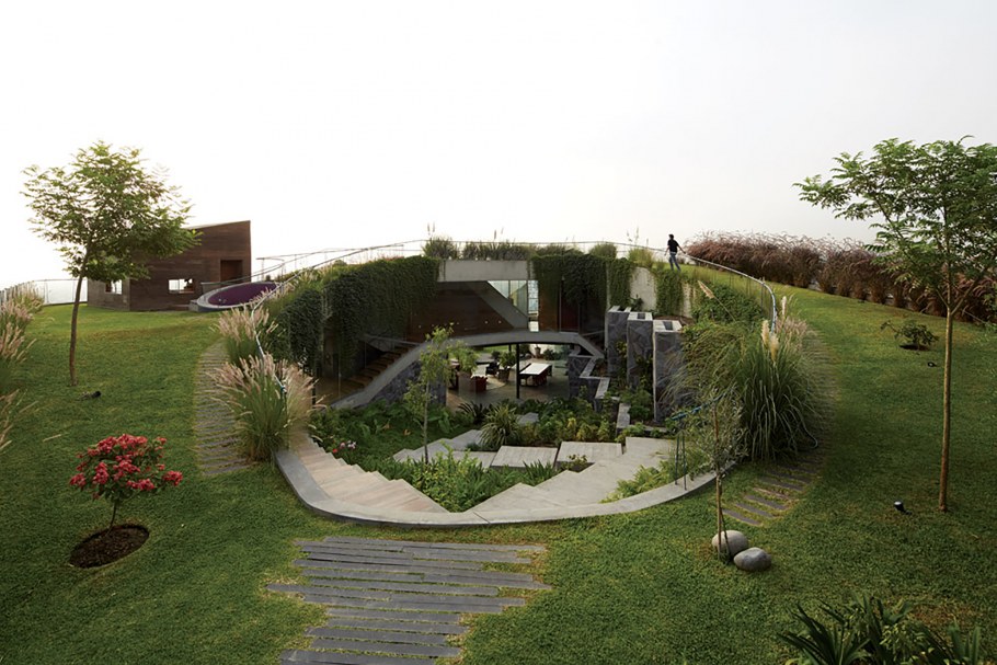 Дом встроенный в ландшафт