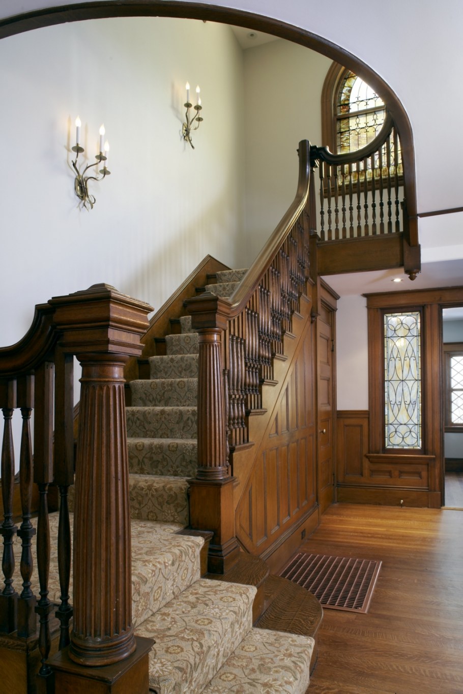 Деревянная лестница в американском стиле