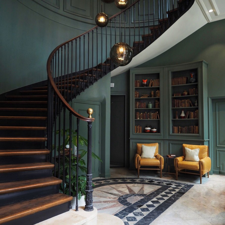 Интерьер холла в особняке