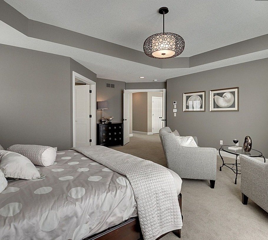 Серый потолок