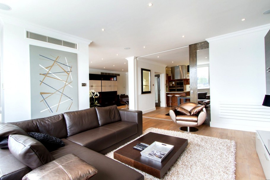 Светлая гостиная с темным диваном