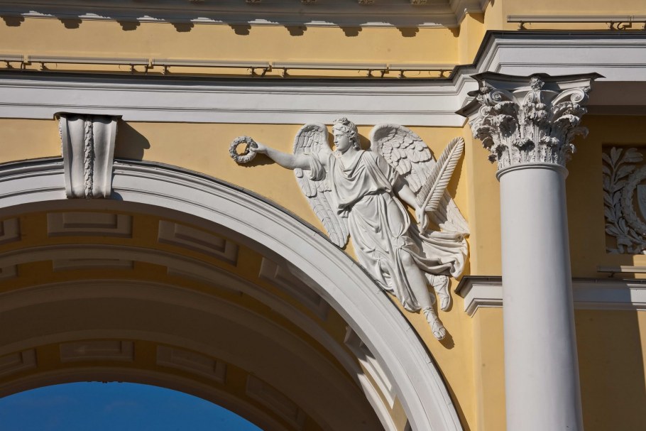 Арка здания Сената и Синода в Санкт-Петербурге