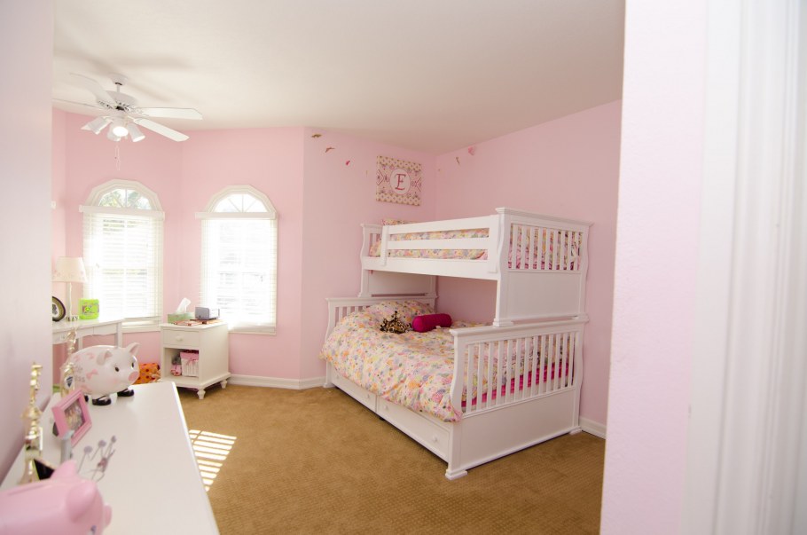 Бледно розовые стены в детской